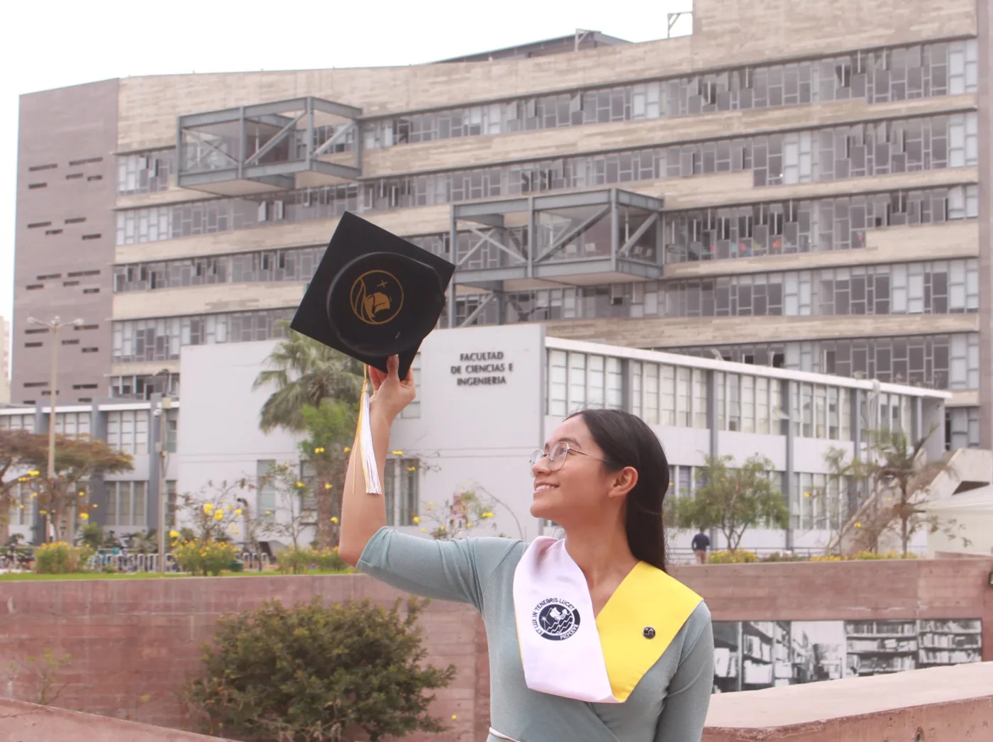 Kelly Zavaleta at her graduation, in front of the PUCP Faculty of Science and Engineering